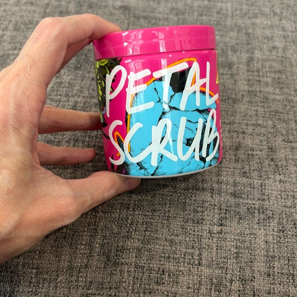 NWT Victoria’s Secret sealed Bombshell Petal Scrub smoothing body polish